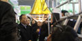省委常委、農(nóng)工委主任李昌平等省市和各地市州政府領(lǐng)導(dǎo)在萬(wàn)春展位前，聽取萬(wàn)春工作人員介紹養(yǎng)豬設(shè)備