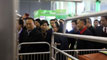 省市領(lǐng)導(dǎo)一行數(shù)十人在萬(wàn)春展位前聽取我公司工作人員介紹我們的各種養(yǎng)殖設(shè)備